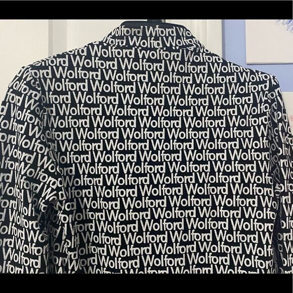 Wolford Black and White Logo Short Sleeve Top
NWT/NEW - Picture 5 of 9